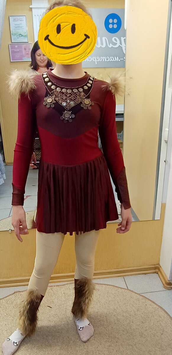 Лосины из телесной лайкры, как будто нога голая. А внизу как бы сапожки с мехом