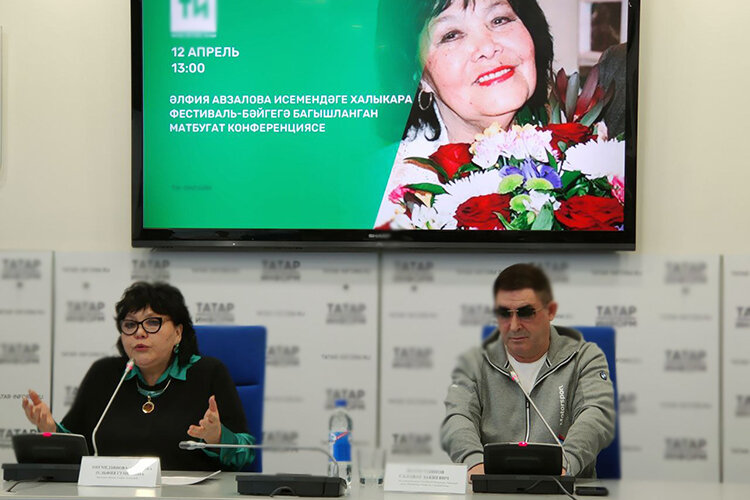    Рядовая пресс-конференция, посвященная проведению международного фестиваля-конкурса им. Авзаловой, благодаря Салавату Фатхетдинову превратилась в дискуссию о том, как вернуть любовь к творчеству Альфии Авзаловой и Ильгама Шакирова Фото: Альфред Мухаметрахимов