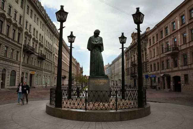 Гоголь годы в петербурге. Гоголь в Петербурге. Жизнь Гоголя в Петербурге. Памятник Гоголю на Невском проспекте.