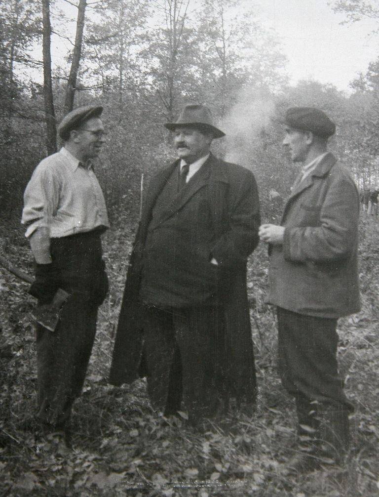 В центре — директор сада, академик Николай Цицин, слева — член-корреспондент АН СССР, дендролог, заместитель директора по научной части Петр Лапин. Фото предоставлено пресс-службой Ботсада