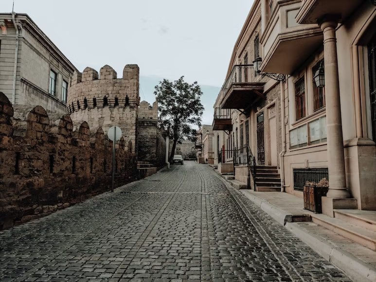 Море, горы и древности в Азербайджане: что посмотреть туристу в стране
