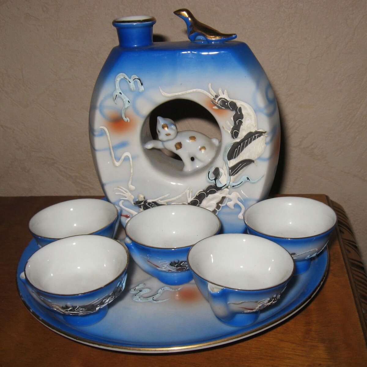 Набор для саке. Размеры: диаметр пиалок штофа 50 мм, высота штофа 135 мм, диаметр подноса 200 мм. 1960-70 е г. https://meshok.net