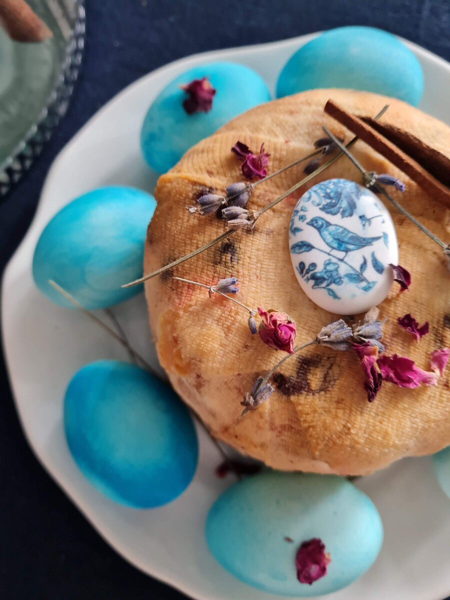 Творожная пасха по рецепту 19 века, украшенная садовой лавандой, розой и сахарным медальоном 