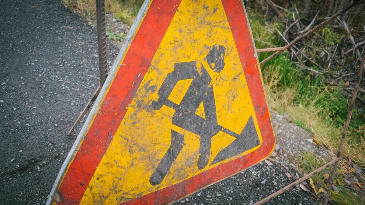     Сейчас работы начаты на шести мостовых сооружениях, в том числе и на путепроводе через однопутную железную дорогу, расположенном на 3 км автомобильной дороги, соединяющей Советскую Гавань и Ванино.