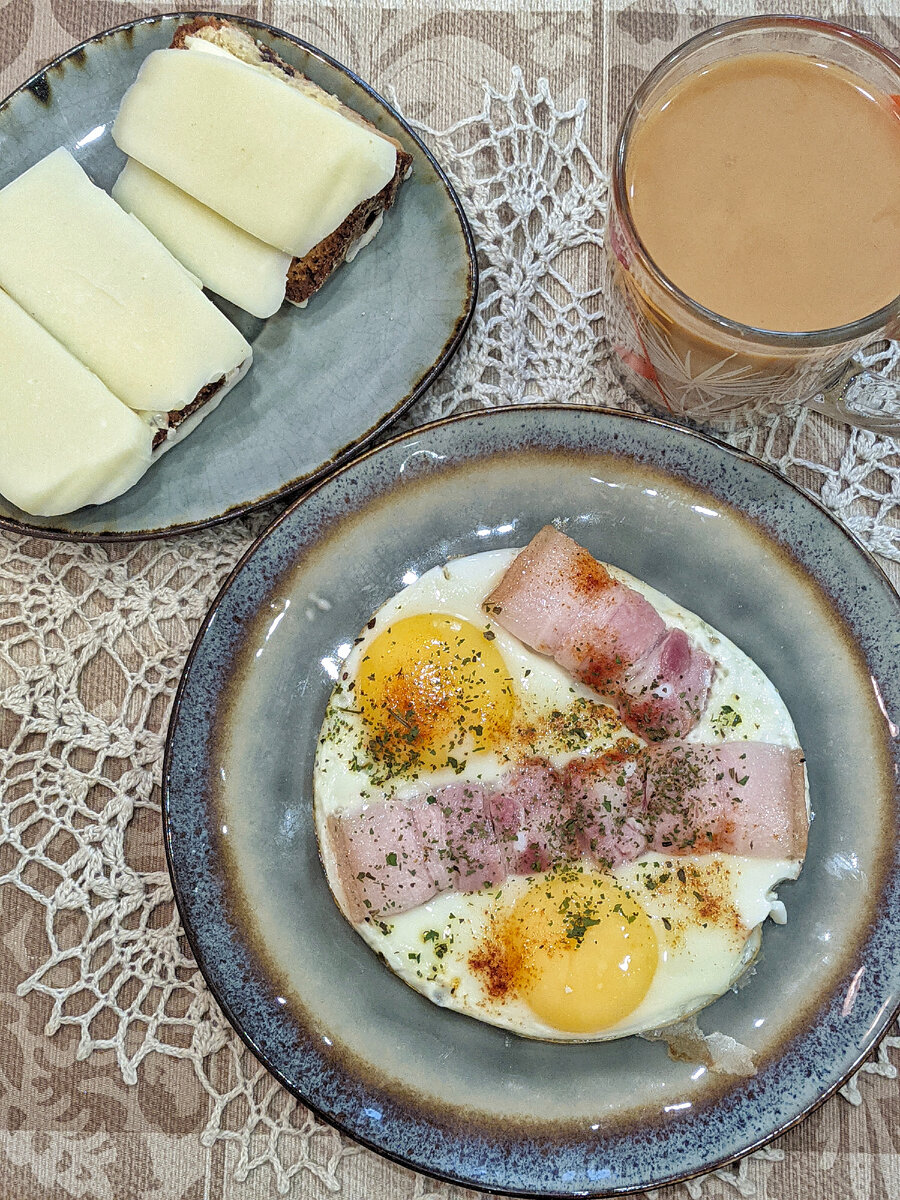 У меня глазунья с грудинкой, кулич с маслом и сыром, кофе с молоком 