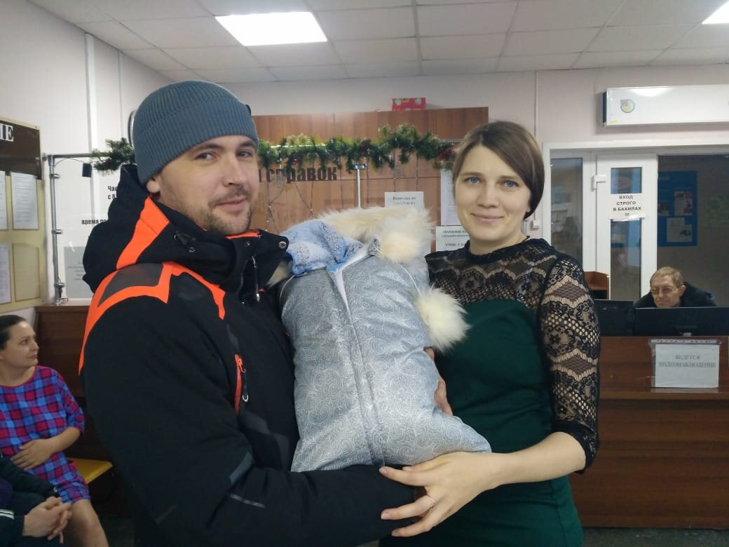 Вот фото с выписки ,был страшный мороз ниже минус 33 точно .Лев в теплом мешке ,я просто хочу лечь и спать очень долго .