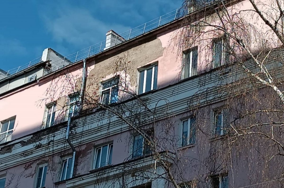    В тверском многоквартирном доме обвалилась часть фасада