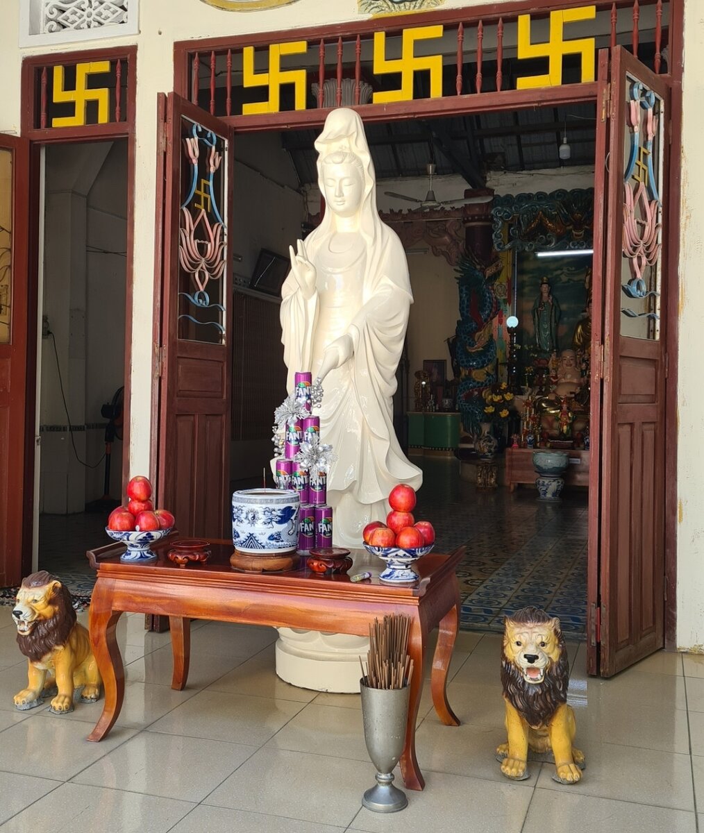 Алтарь в храме