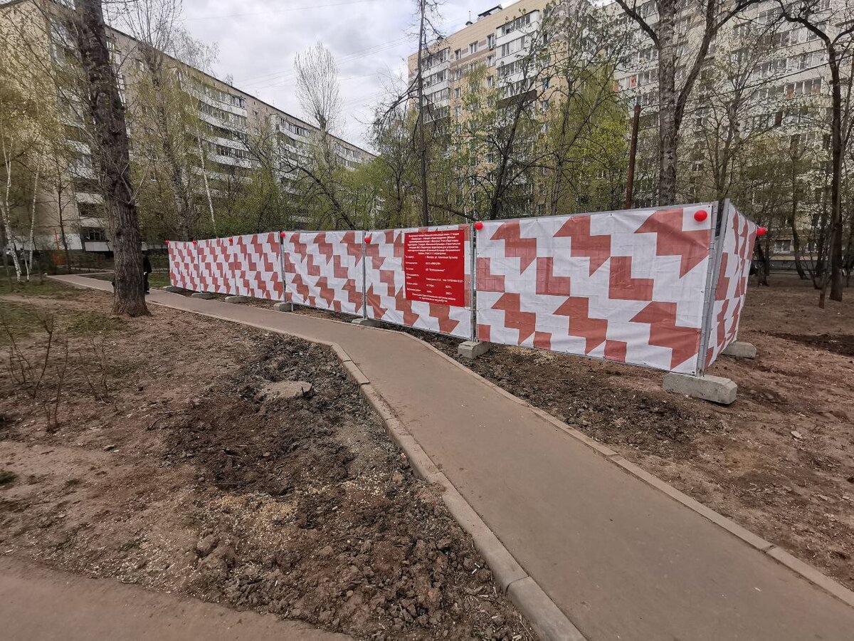 📷 1: Начались работы по переносу коммуникаций на нечётной стороне Кленового бульвара. В районе д. 17, к. 2.  