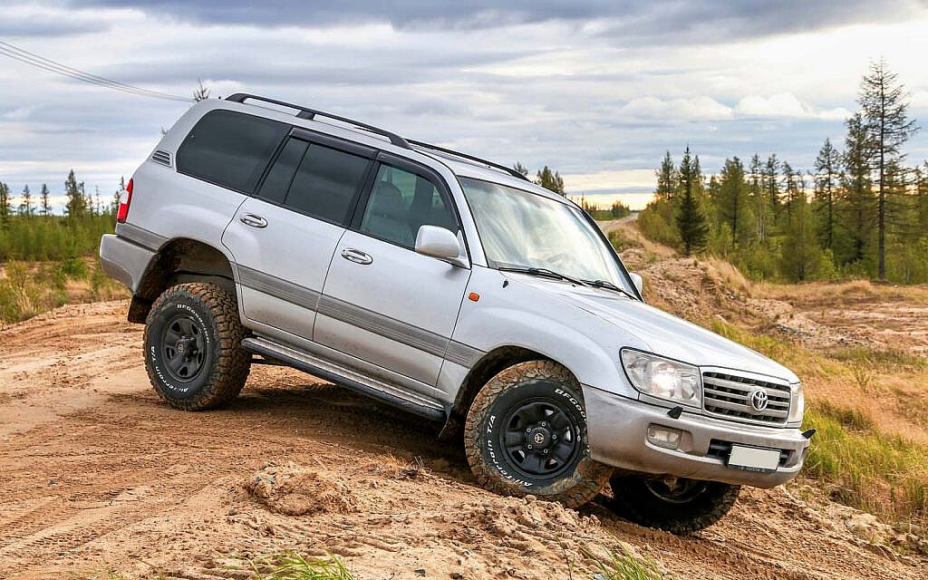 Движение вниз по склону на нейтральной передаче может привести к значительному повреждению системы автоматической коробки передач.