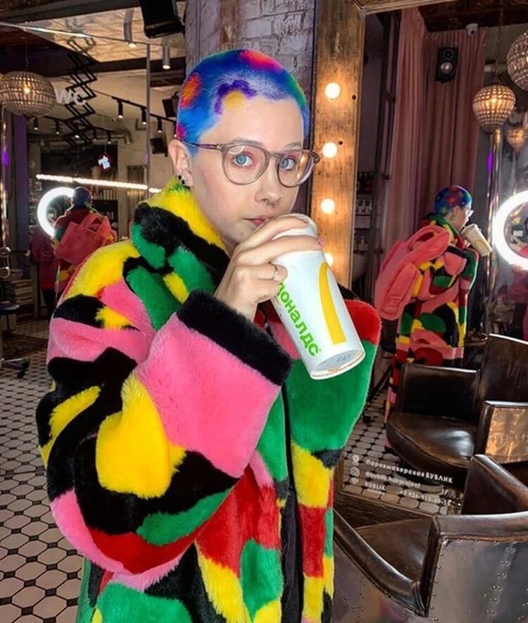 Дочь Глюкозы часто экспериментирует со своей внешностью. Фото: соцсети. 
