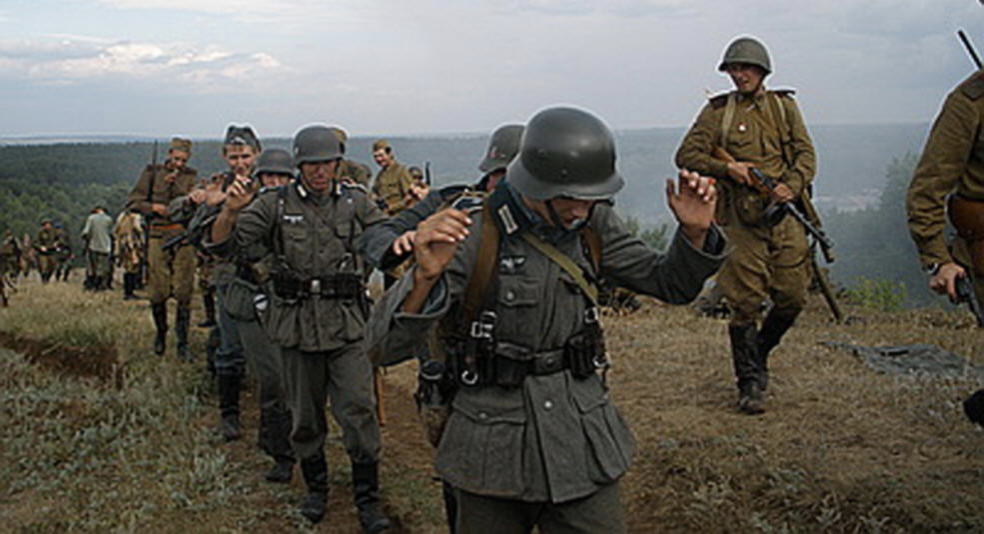 Немцы сдаются в плен советским солдатам 