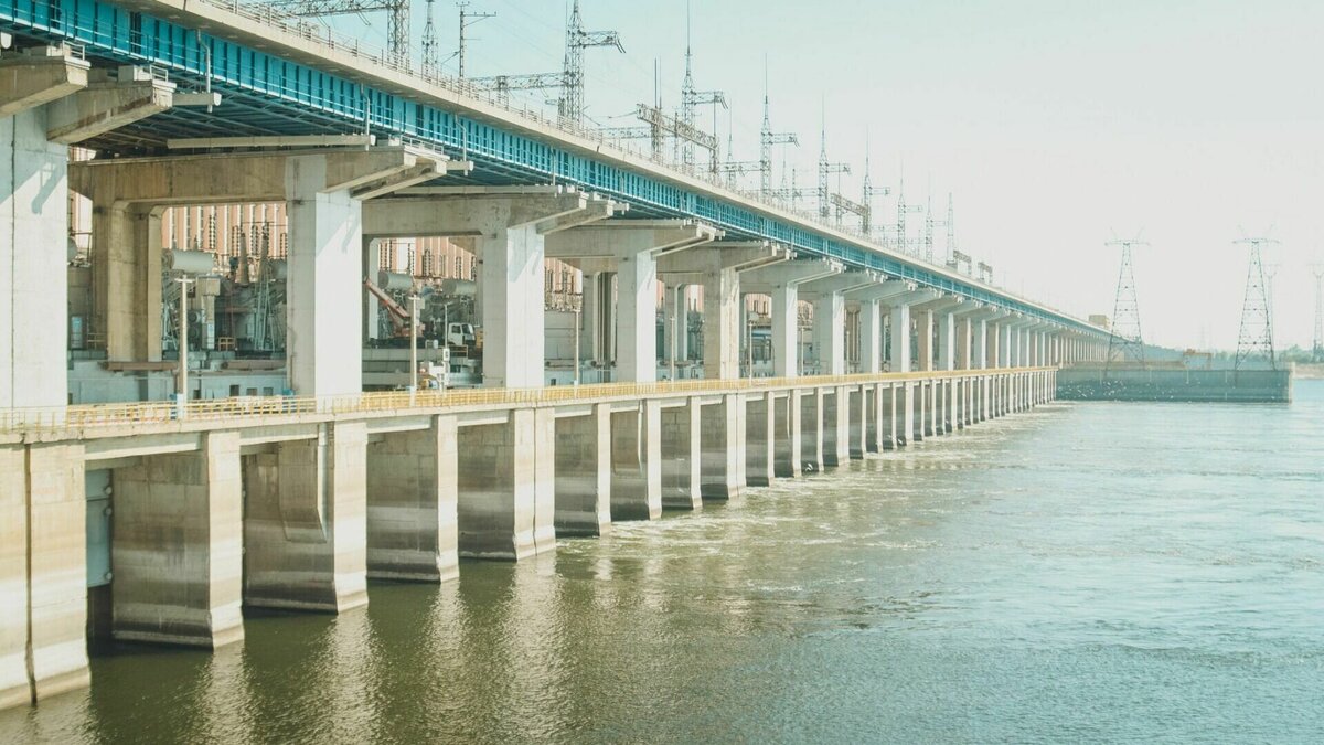     Волжская ГЭС в Волгоградской области снизила уровень сброса воды для залива пойменных лугов. Сегодня показатель будет составлять 18 тысяч кубов, сообщают Росводресурсы.