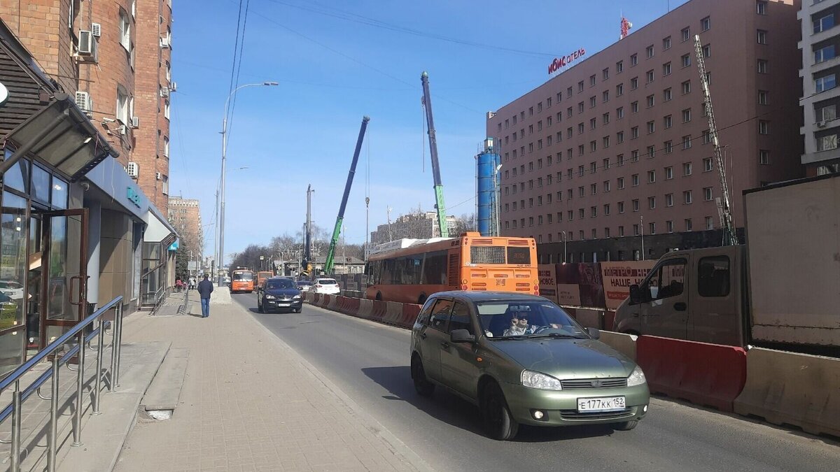     Движение транспорта на участке улицы Ошарской возобновят в Нижнем Новгороде. Об этом рассказали в ГКУ НО «ЦРТС».