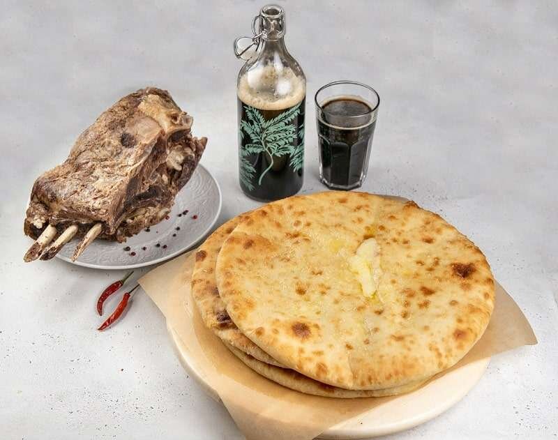  Пирог режут крестообразно, деля его строго на 4 части