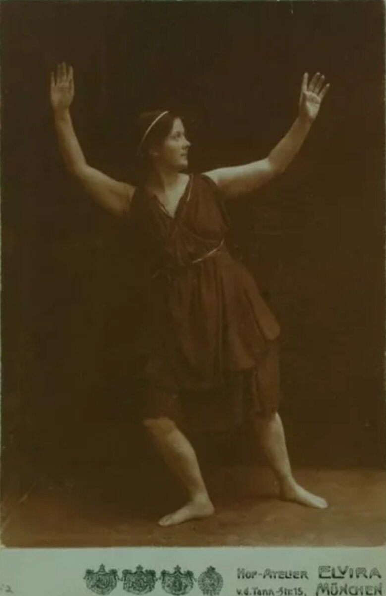 Девушку заметили благодаря оригинальной манере исполнения и одной странной детали — она танцевала босой. (Позже Дункан будет говорить, что наряду с естественной пластикой и простой одеждой, отсутствие обуви — тоже часть её уникальной танцевальной школы, но в то время это была вынужденная мера: у семьи просто не было денег на приличные туфли для танца). Затем она пыталась покорить Чикаго, «Балет Дейли» и, наконец, «Карнеги-холл», где её танец произвёл настоящий фурор. Пресса тут же окрестила её «божественной босоножкой».