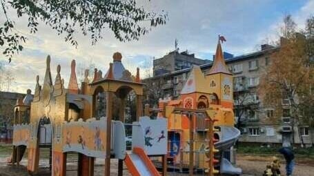     В этом году по ней в краевой столице обновят более тридцати дворовых территорий. В краевой столице продолжается реализация муниципальной программы «Формирование современной городской среды на 2018–2024 годы» в рамках проекта «1000 дворов на Дальнем Востоке».