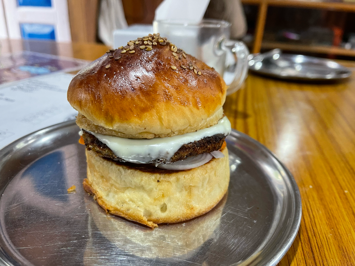 Это непальский бургер с мясом яка и сыром из молока яка