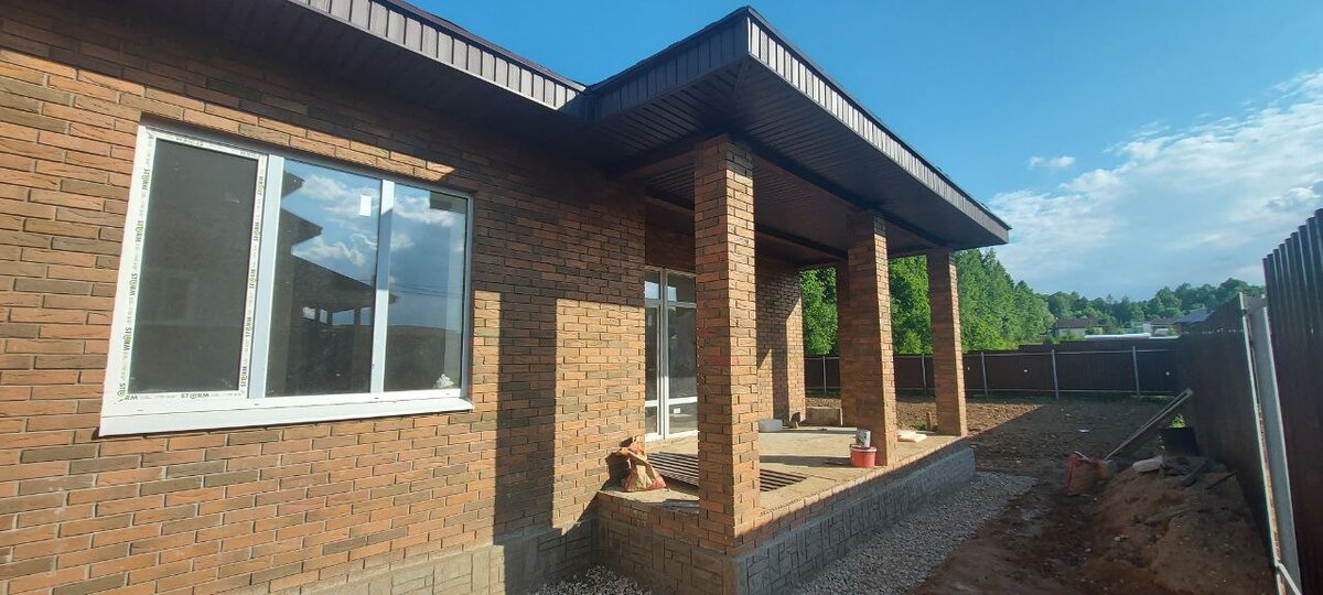 Вид на террасу на заднем фасаде дома. Источник изображения: novomoscovia.ru/brayni