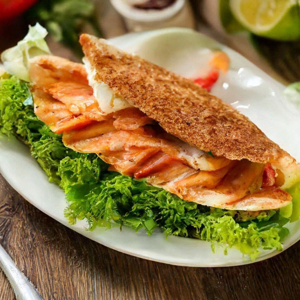 Вариант стритфуда, хотя больше похоже на лепешку с начинкой