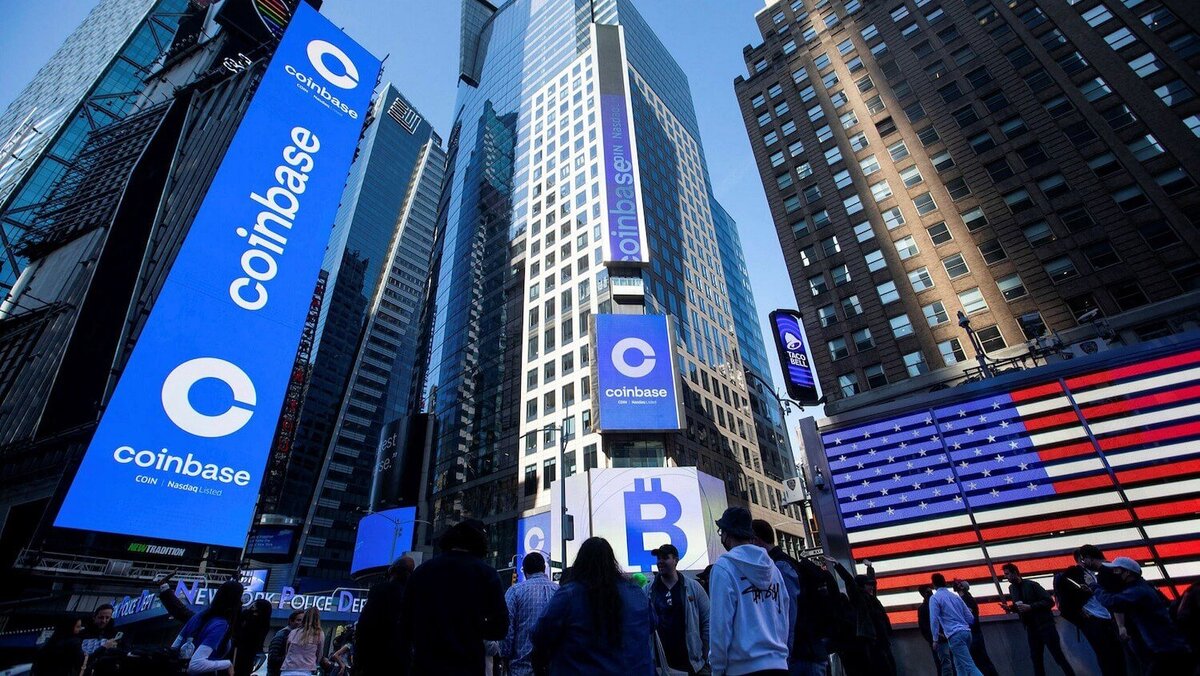    Логотип криптовалютной биржи Coinbase в Нью-Йорке