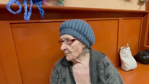 Бабе Наде 93 года , врач ей сказал , что таких старых не принимает ...