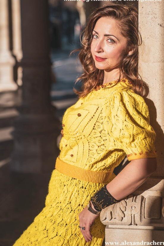 Вот такая красотка в вязаном платье