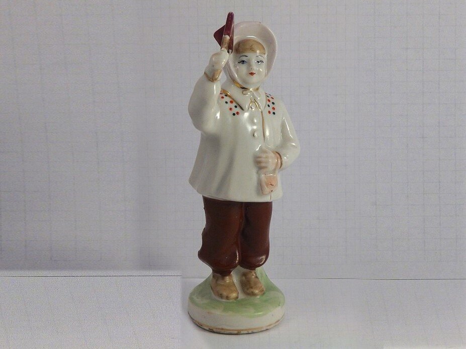 Фото из интернета. На празднике. Девочка  с флажком.