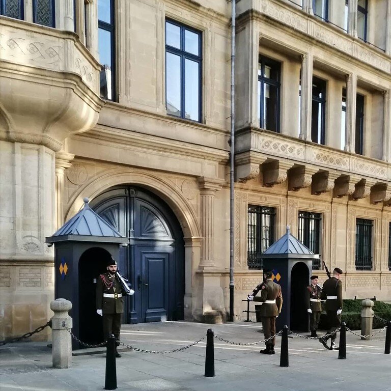  Город спал!!! И спал даже герцог и только почетный караул нес исправно свою службу. 