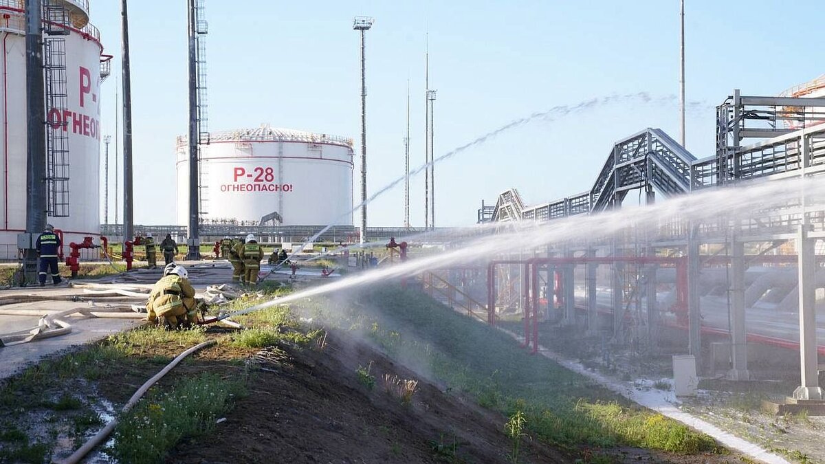    С огнём на нефтебазе в Темрюкском районе борются 188 человек с помощью пяти пожарных поездов. Фото: пресс-служба администрации Краснодарского края