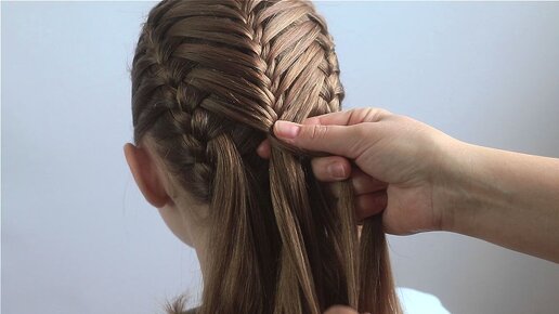Смотрится сложно, а плетется легко! Заплетаем две косы и оставляем пряди по края