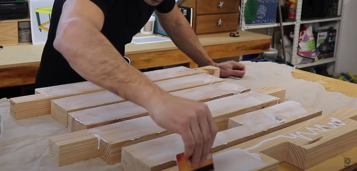 Канал на YouTube WoodYouDoIt. Человек перед склейкой сделал необходимые вырезы