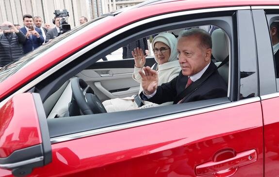    Реджеп Тайип Эрдоган за рулем турецкого электрокара Togg. Фото: IMAGO/Turkish presidency apaim/globallook.com.