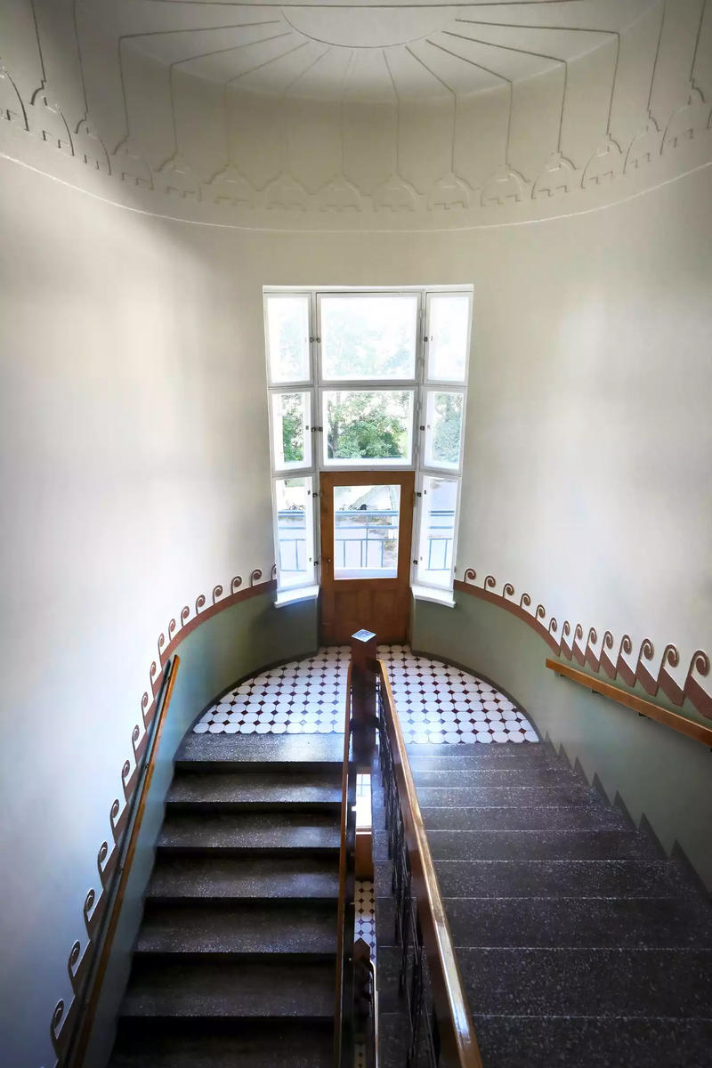 А так выглядит подъезд, в который влюбилась семейная пара. И их можно понять. Согласитесь, что очень приятно жить в таком месте?