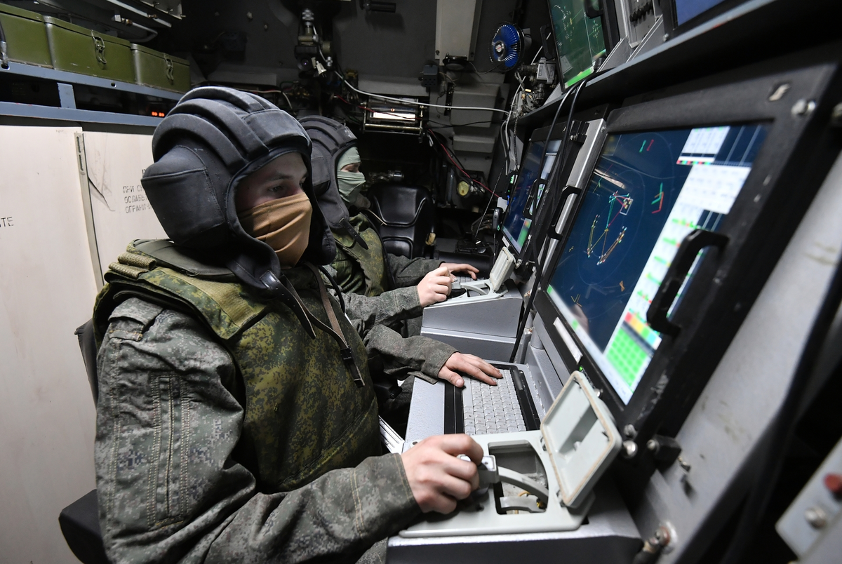 Российские военные в машине боевого управления сил ПВО во время работы по целям противника в небе над Запорожской областью РИА Новости 
