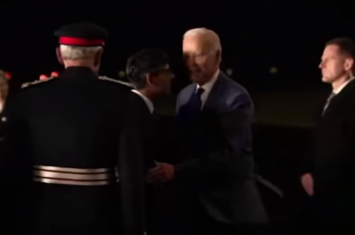    Байден прилюдно оттолкнул Сунака в аэропорту Белфаста
