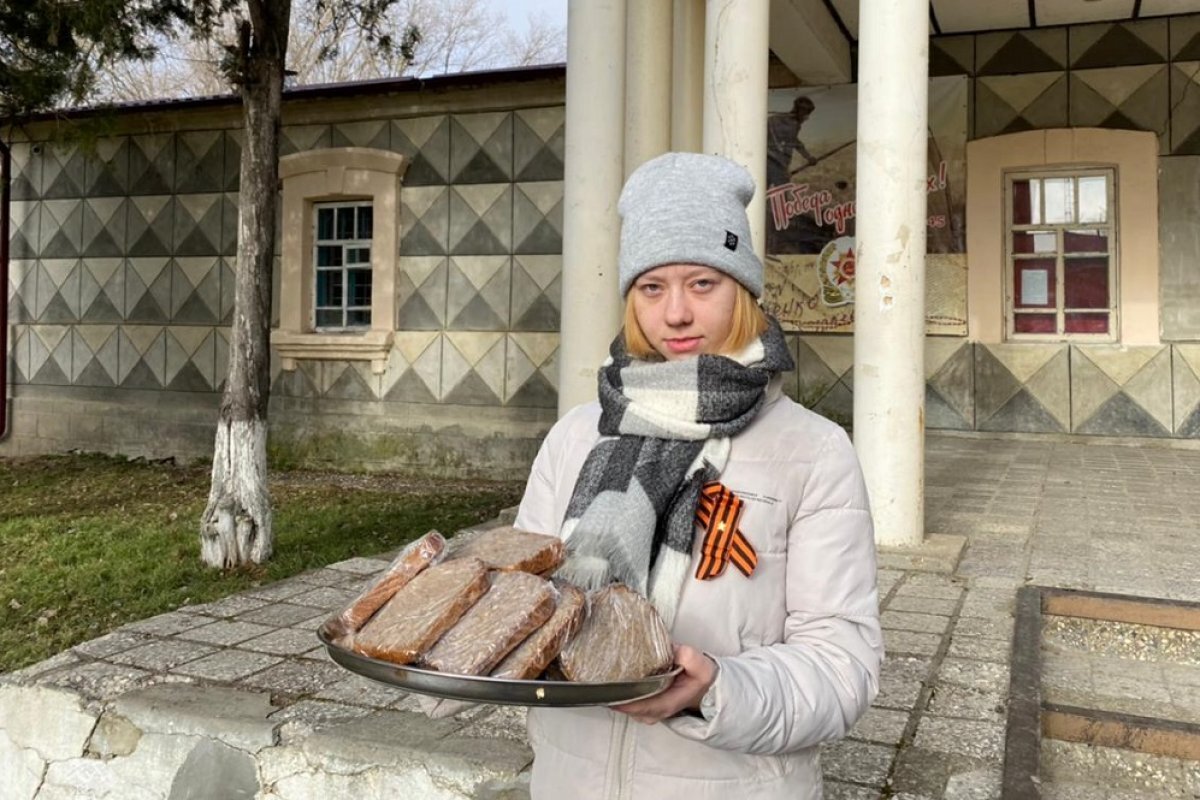    Пока до раздачи малоимущим блокадных порций хлеба не дошло.