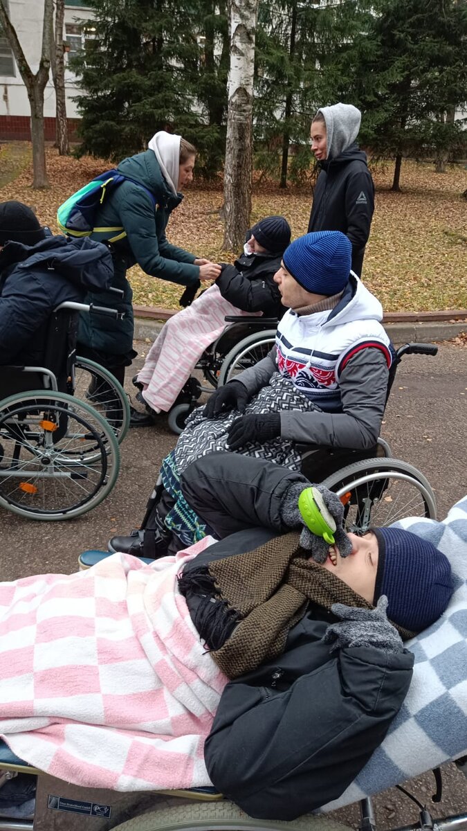 «Держась за нас, он прошёл два метра!»
