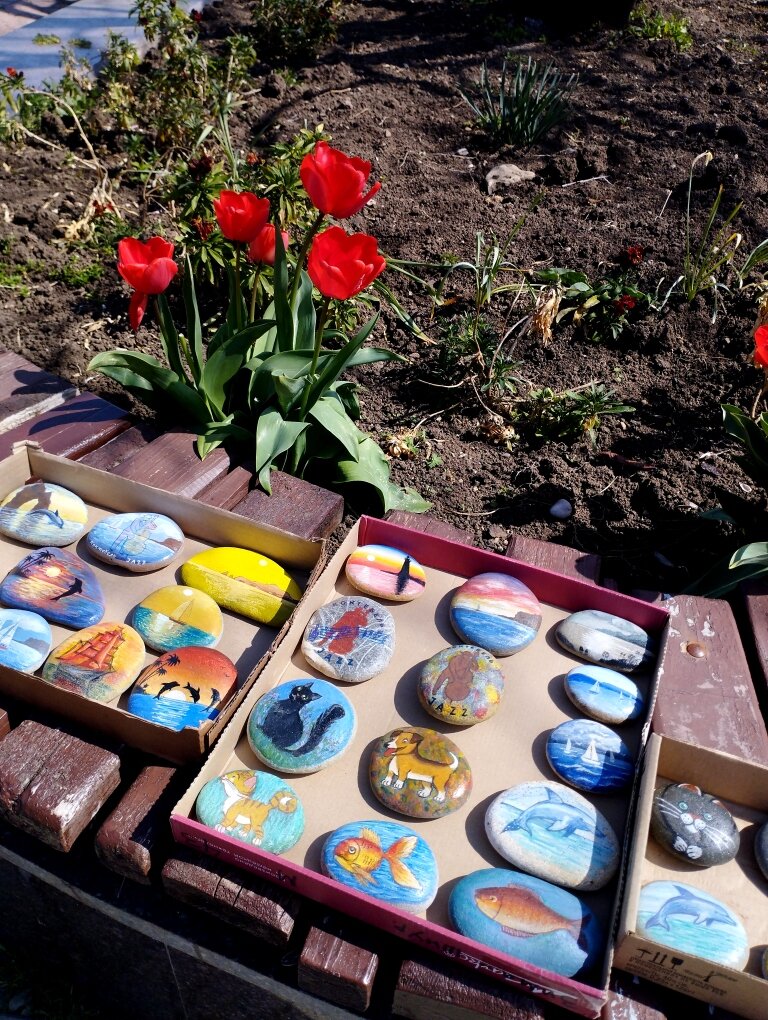 Рисунки на морской гальке. На Пасху в Коктебеле. Фото автора канала