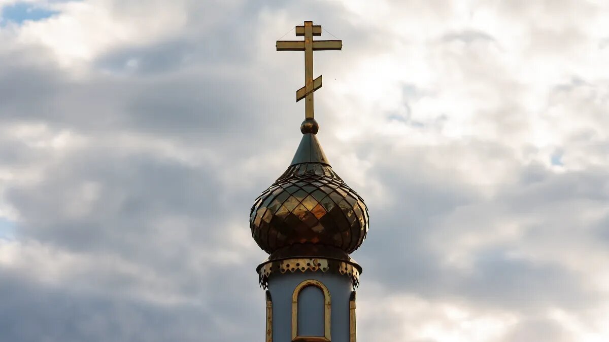 Храмовый крест на фоне весеннего неба. Фото: pixabay.com