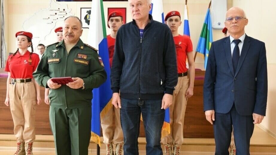     Торжественное вручение медали прошло в администрации Амурского района.