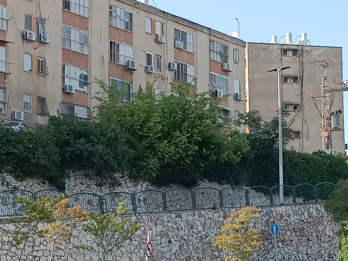 второе окно от края дома на последнем этаже