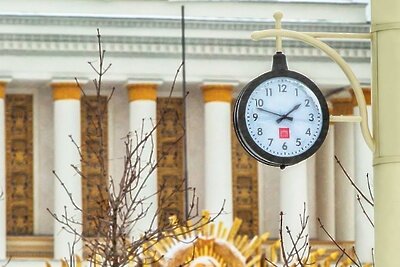    Уличные часы по эскизам середины XX века украсили ВДНХ перед Новым годом ©сайт мэра Москвы