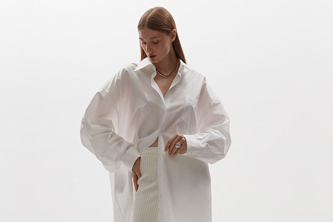     С чем носить свободную белую рубашку: небанальные идеи