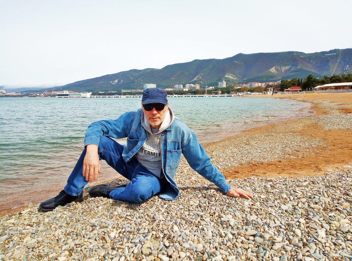 Автор рассказа и канала, Михаил Лекс. Геленджик, городской галечный пляж. Чёрное море