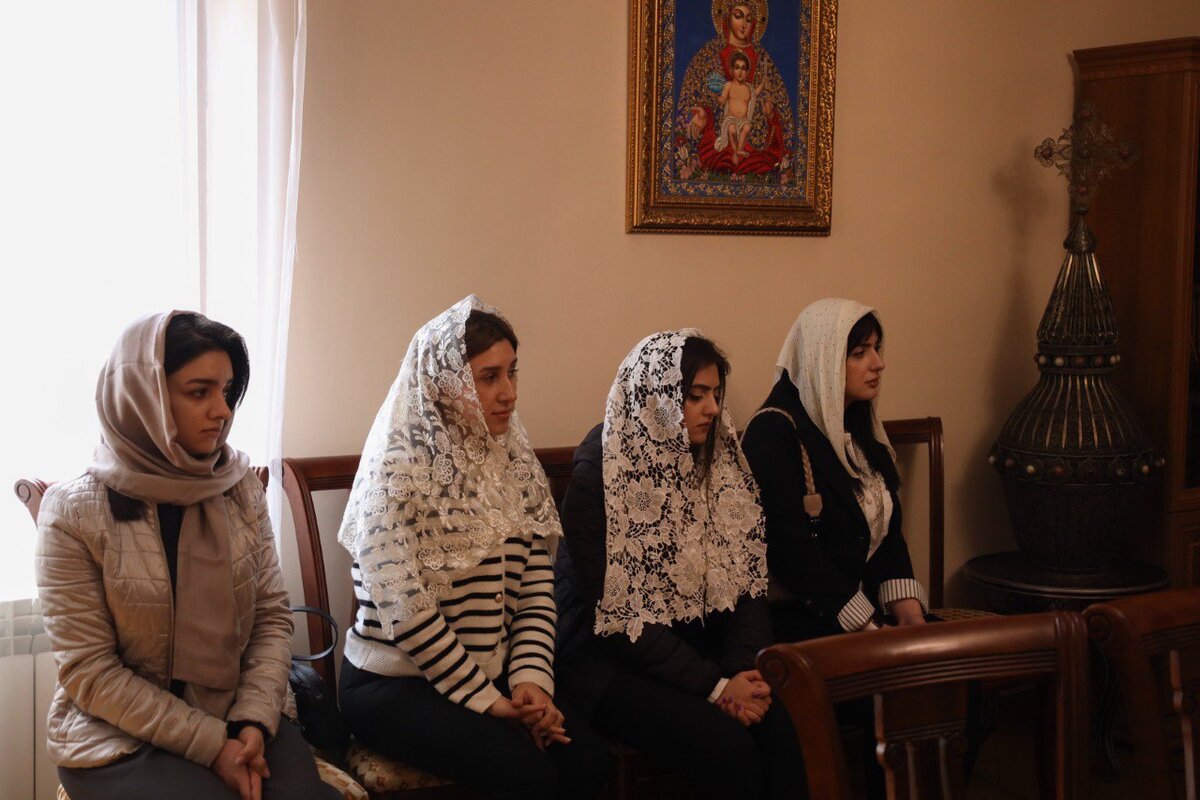 Глава Арцахской епархии ААЦ встретился с представителями молодёжного движения им. маршала Баграмяна Нагорного Карабаха