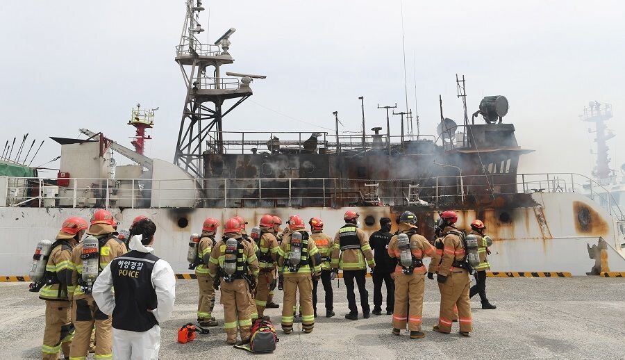    В Южной Корее произошел пожар на российском рыболовецком судне «Калтан» © YONHAP/EPA/TASS