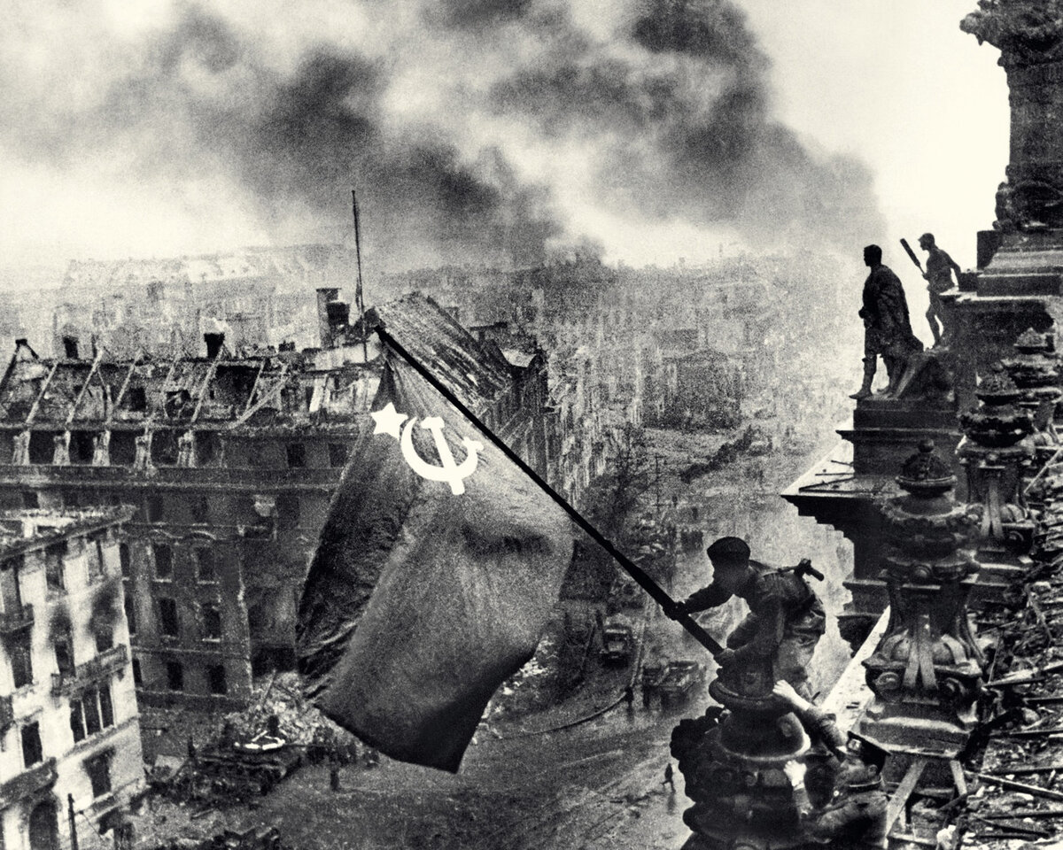 Какой военный фотограф сделал фотографию знамя победы над рейхстагом