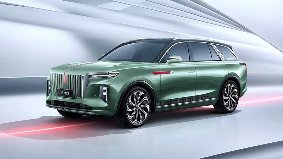 Китайская марка автомобилей класса люкс Hongqi представила две модели авто, адаптированные для России.