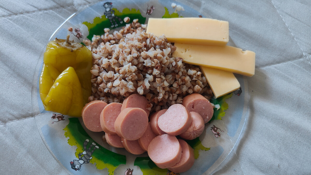 Гречка, сосиска, сыр, маринованный перчик